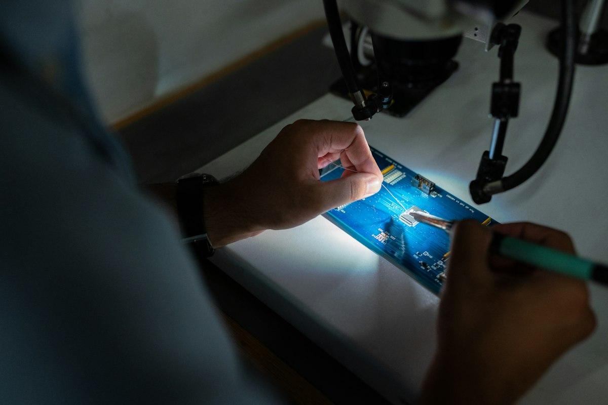 Engineer bekijkt productiespecificaties op het scherm
