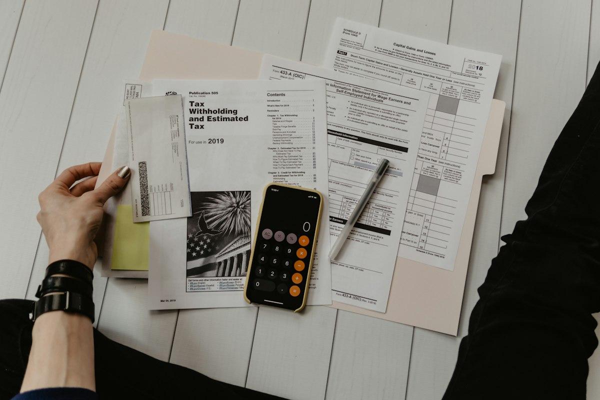 موظف قروض يعدّ مستندات الإقراض الخاصة بالعميل